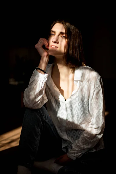 Retrato Beleza Uma Bela Jovem Com Padrão Sombra Rosto Corpo — Fotografia de Stock