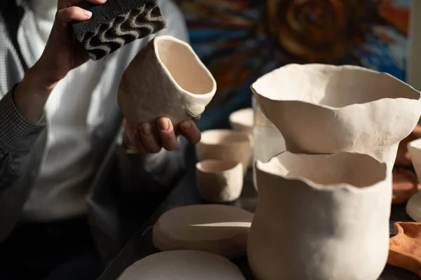 年轻的艺术家在艺术工作室里塑造生粘土 女模特儿是艺术家工作室里的粘土雕塑品 女商人在她的陶器店 — 图库照片
