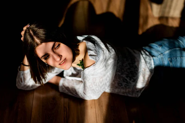 Retrato Belleza Una Hermosa Joven Con Patrón Sombra Cara Cuerpo — Foto de Stock