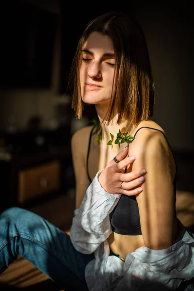 ストライプの形で顔と体に影のパターンを持つ美しい若い女の子の美しさの肖像画 ファッション美 緑の葉 石膏の女性の鎖骨 — ストック写真