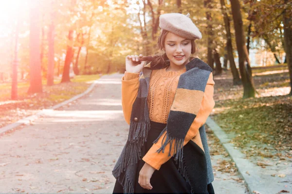 Mulher Bonita Nova Parque Outono Emoções Pessoas Conceito Beleza Estilo — Fotografia de Stock