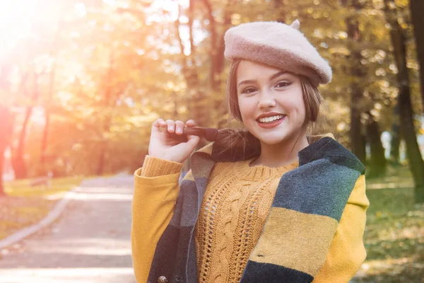 Mulher Bonita Nova Parque Outono Emoções Pessoas Conceito Beleza Estilo — Fotografia de Stock