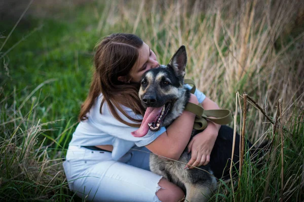 Adolescente Mignonne Étreignant Dans Champ Souriant Jeune Femme Jouissant Une — Photo