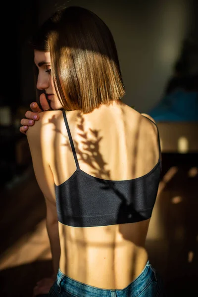 Skjønnhetsportrett Ryggvakker Ung Jente Med Skyggemønster Ansiktet Kroppen Form Striper – stockfoto