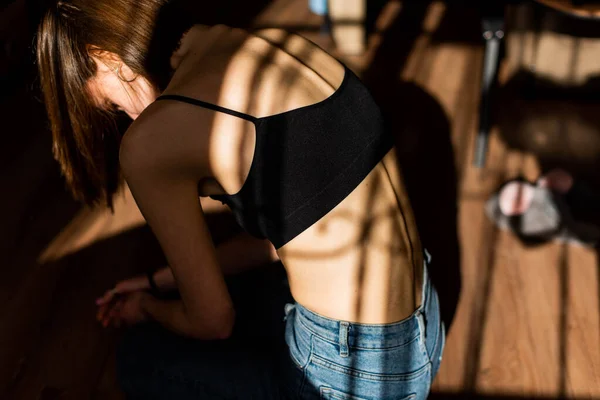 Uma Menina Com Anorexia Virou Costas Coluna Costelas Visíveis Tonificado — Fotografia de Stock