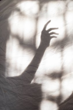Duvardaki gri el gölgeleri. Bulanık efekt. Gölgelere odaklan.