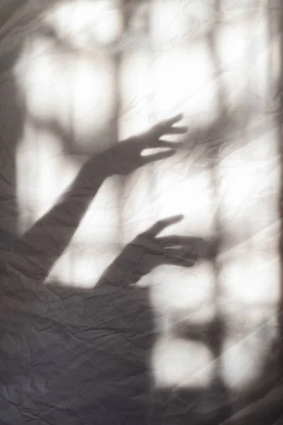 灰蒙蒙的双手在墙上互相接触 抽象模糊效果 专注于阴影 — 图库照片