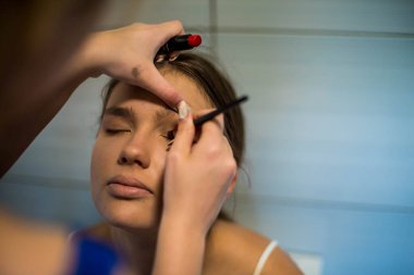 Makyaj sanatçısı arkadaşı üzerinde çalışır. Gerçek insanlar..