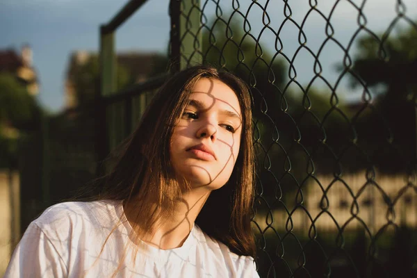 Mooi Schattig Tienermeisje Een Wit Shirt Wandelt Frisse Lucht Het — Stockfoto