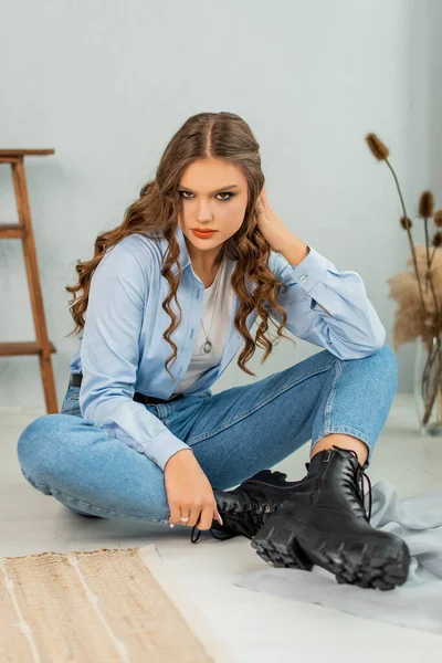 Porträt Eines Glücklichen Teenager Ingwermädchens Mit Lächelndem Hellem Make Blaue — Stockfoto
