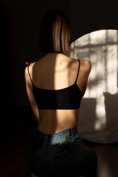 Retrato Belleza Una Joven Hermosa Espalda Con Patrón Sombra Cuerpo —  Fotos de Stock