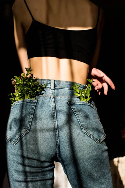 Plantas Verdes Bolso Jean Retrato Beleza Uma Bela Menina Costas — Fotografia de Stock