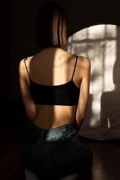 Retrato Belleza Una Joven Hermosa Espalda Con Patrón Sombra Cuerpo —  Fotos de Stock