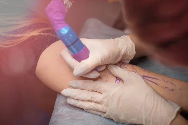 Tatuagem Mestre Desenha Tinta Vermelha Tatuagem Dos Clientes Tatuagem Artista — Fotografia de Stock