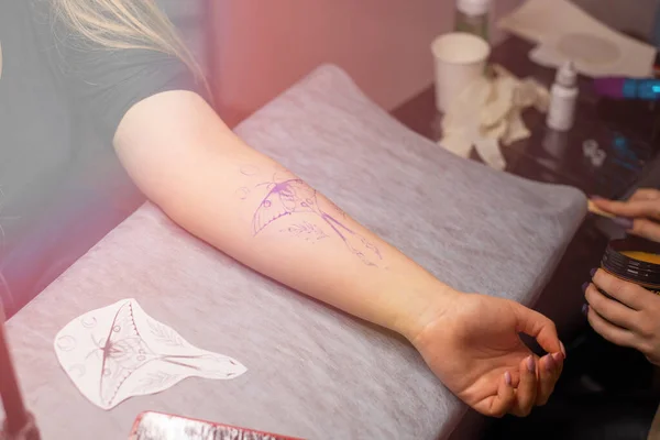 Sluit Een Tijdelijke Tatoeage Arm Van Een Cliënt Die Werknemer — Stockfoto