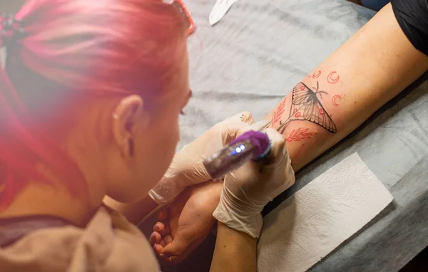 Mester Tetoválás Rajzolja Piros Festék Ügyfelek Tetoválás Tetováló Művész Kezében — Stock Fotó
