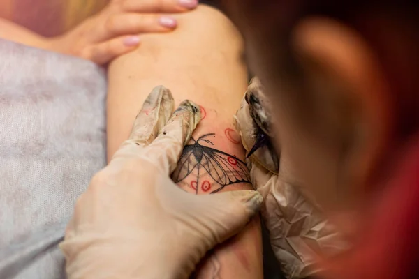 Master Tattoo Tekent Rode Verf Cliënten Tattoo Tattoo Kunstenaar Met — Stockfoto