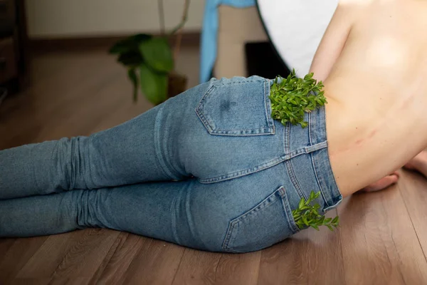 Plantas Verdes Bolsillo Jean Retrato Belleza Una Joven Hermosa Espalda —  Fotos de Stock