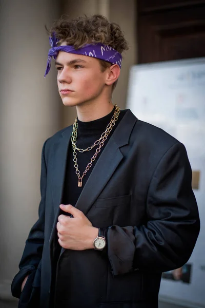 Adolescente Masculino Positivo Com Cabelo Encaracolado Vestido Com Roupas Rua — Fotografia de Stock