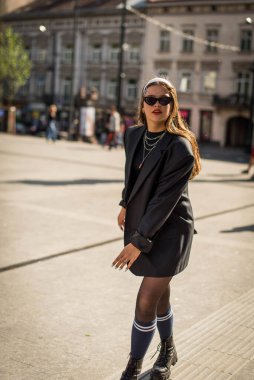 90 'ların tarzında güzel bir köylü kızı. 90 'larda 80' lerde. Retro renkli eski moda ceketli şık bir kız. Sokak tarzı kıyafetler giyip, boynunda zincirlerle yürüyüşe çıkmışlar. Gençlik ve yaşam tarzı kavramı