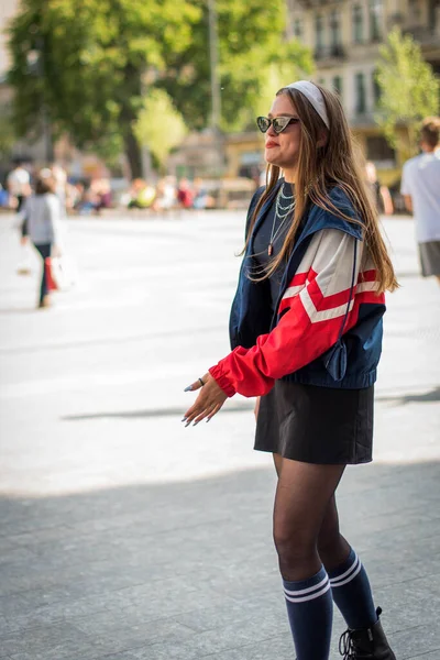 Chica Con Estilo Retro Abrigo Vintage Colorido Bandana Caminando Por — Foto de Stock