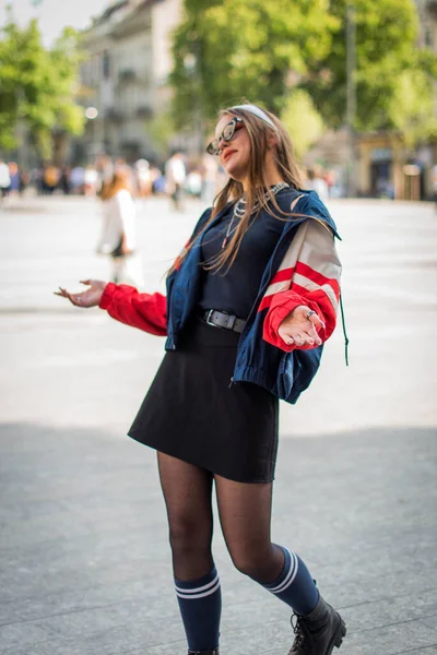 Chica Con Estilo Retro Abrigo Vintage Colorido Bandana Caminando Por — Foto de Stock