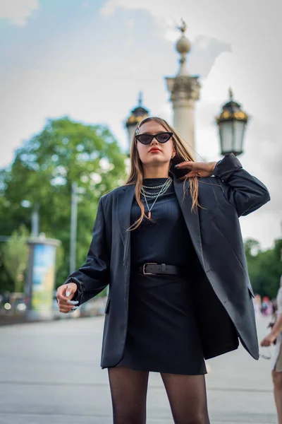 Hermosa Chica Campo Estilo Los Los Años Chica Con Estilo — Foto de Stock