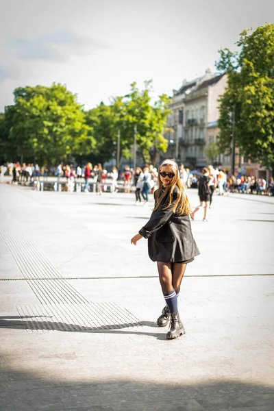 Hermosa Chica Campo Estilo Los Los Años Chica Con Estilo — Foto de Stock