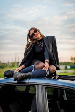 90 'lı yıllarda 90' lı yıllarda arabanın çatısında güzel bir taşra kızı vardı. Sokak tarzı giyinmiş, zincirli, modaya uygun bir kız. Gençlik ve yaşam tarzı kavramı