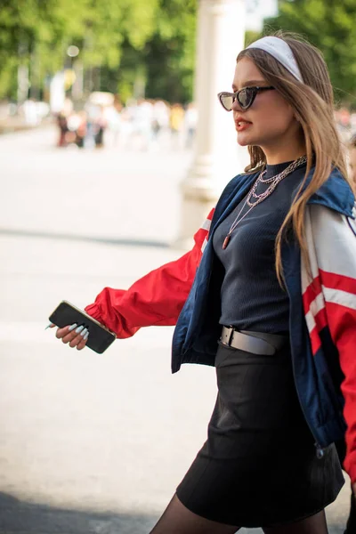 Vacker Bondflicka Tals Stil Tillbaka Tiden Tal Snygg Tjej Retro — Stockfoto