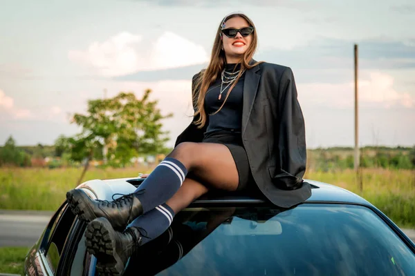 Linda Garota Country Estilo Anos Telhado Carro Voltar Tempo Anos — Fotografia de Stock