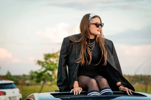 Hermosa Chica Campo Estilo Los Techo Del Coche Tiempo Chica — Foto de Stock