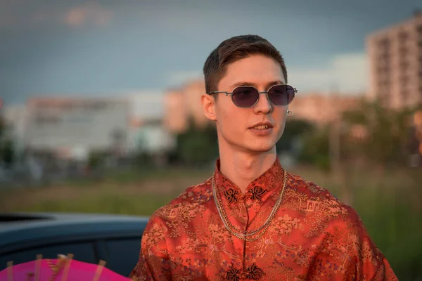 Adolescente Masculino Positivo Sagacidade Vestida Com Roupas Rua Kimono Vermelho — Fotografia de Stock