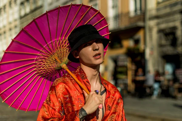 Retrato Hombre Positivo Con Vestido Ropa Calle Kimono Rojo Con — Foto de Stock