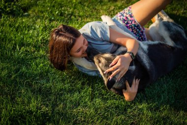 Alman çoban köpeğine sarılan tatlı bir genç kız. Doğada yavru köpeği olan sevimli bir genç kadın..