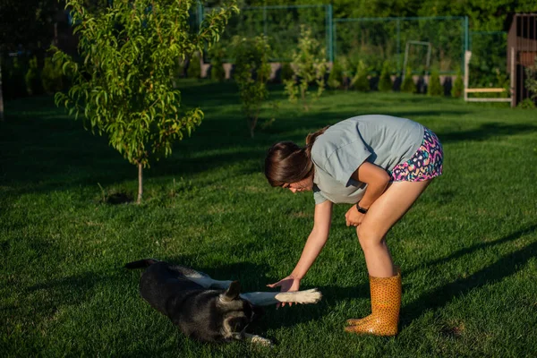 Nettes Teenager Mädchen Umarmt Einen Deutschen Schäferhund Nette Junge Frau — Stockfoto