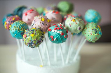 Çocuklar için parlak renkli kekler.