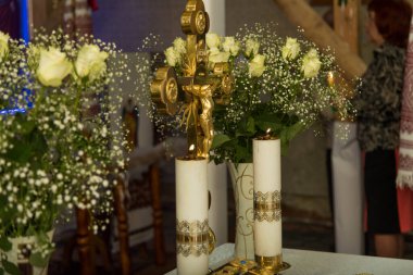 LVIV, UKRAINE - 4 Temmuz 2021: Ukrayna Katolik Kilisesi Büyük Petrus Kilisesi 'nde yapılan ilk komünyon seremonisi.