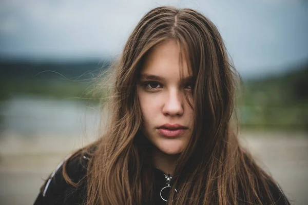 Retrato Jovem Bela Mulher Adolescente Bonito Com Franjas Pele Problemática — Fotografia de Stock