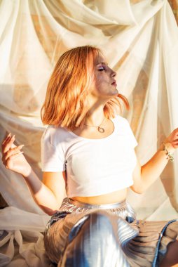 Yüzünde ve vücudunda gölge desenleri olan güzel bir genç kızın portresi. Moda, güzellik, makyaj, kozmetik, güzellik salonu, tarz, kişisel bakım, duruş. Pembe saç. Eğilim