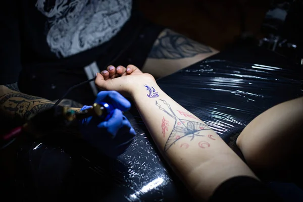 Colpo Ritagliato Processo Tatuaggio Portata Mano Nel Salone Tatuatore Professionista — Foto Stock