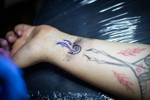 Tiro Cortado Processo Tatuagem Mão Salão Tatuador Profissional Introduz Tinta — Fotografia de Stock