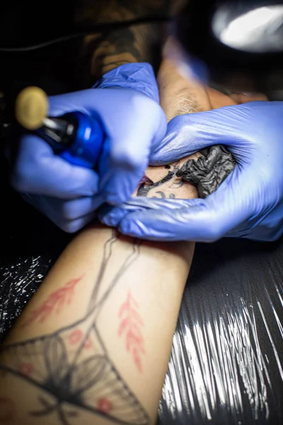 Bijgesneden Schot Van Het Tatoeëren Proces Bij Hand Salon Een — Stockfoto