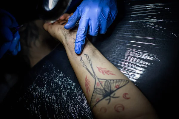 Bijgesneden Schot Van Het Tatoeëren Proces Bij Hand Salon Een — Stockfoto