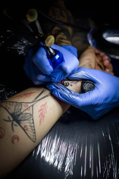 Cropped Shot Tattooing Process Hand Salon Professional Tattoo Artist Introduces — Stock Photo, Image