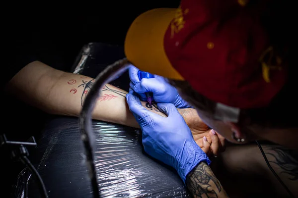 Bijgesneden Schot Van Het Tatoeëren Proces Bij Hand Salon Een — Stockfoto