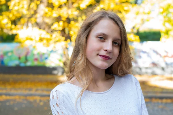 Linda Menina Adolescente Bonito Andando Livre Outono Sorrindo Menina Jovem — Fotografia de Stock