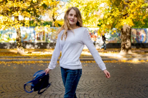 Happy Tiener School Kind Houden Blauwe Rugzak Autymn Stad Achtergrond — Stockfoto