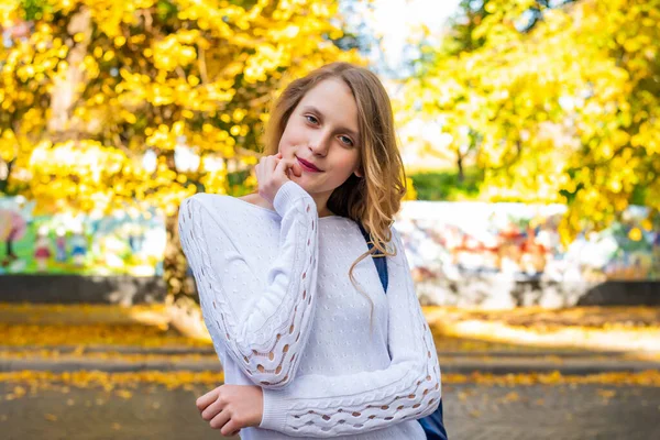 Glückliches Teenie Schulkind Mit Blauem Rucksack Tag Des Wissens — Stockfoto