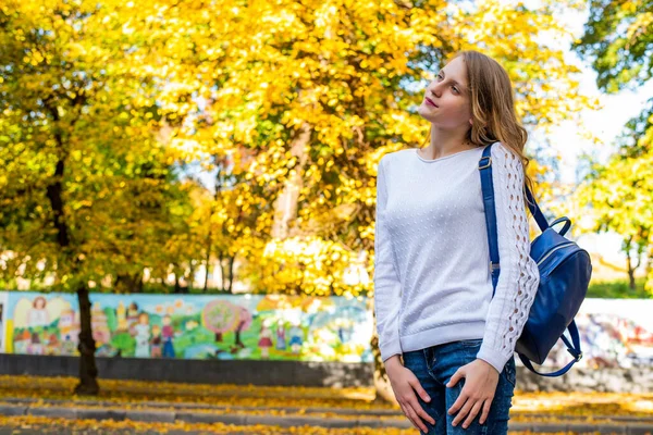 Happy Tiener School Kind Houden Blauwe Rugzak Autymn Stad Achtergrond — Stockfoto